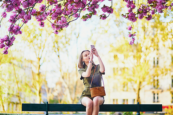 포토 JPG 해외이미지 주간 외국인 나무 백인 공원 여자 벤치 가방 한명 들기 앉기 상반신 성인 야외 앞모습 스마트폰 사진촬영 봄 벚꽃 성인여자한명만 파리(프랑스) 해외포토 자연요소 서양인 식물 1 잡화 계절 공공시설 꽃 뷰포인트 의자 모션 사람 인종 핸드폰 스마트기기 촬영 여자한명만 성인여자만 파일형식