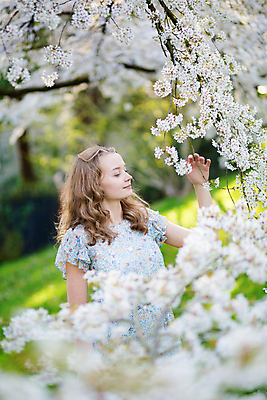 포토 JPG 해외이미지 주간 외국인 나무 백인 공원 여자 유럽 한명 상반신 성인 야외 아웃포커스 정원 봄 벚꽃 소프트포커스 성인여자한명만 해외포토 자연요소 서양인 식물 1 계절 공공시설 꽃 나라 촬영기법 사람 인종 여자한명만 성인여자만 파일형식