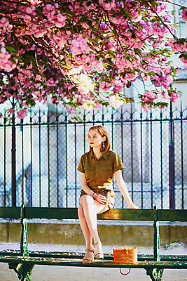 포토 JPG 해외이미지 주간 전신 외국인 나무 백인 공원 여자 벤치 가방 한명 들기 앉기 성인 야외 앞모습 봄 벚꽃 다리꼬기 테이크아웃컵 성인여자한명만 파리(프랑스) 해외포토 자연요소 서양인 식물 1 잡화 계절 공공시설 꽃 뷰포인트 의자 모션 사람 인종 컵 여자한명만 성인여자만 파일형식