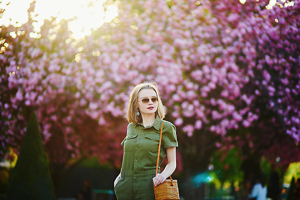 포토 JPG 해외이미지 주간 외국인 나무 백인 공원 여자 가방 한명 상반신 성인 야외 옆모습 아웃포커스 선글라스 봄 벚꽃 주머니손 성인여자한명만 파리(프랑스) 해외포토 자연요소 서양인 식물 1 잡화 계절 공공시설 꽃 안경 뷰포인트 모션 촬영기법 사람 인종 여자한명만 성인여자만 파일형식