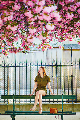 포토 JPG 해외이미지 주간 전신 외국인 나무 백인 공원 여자 벤치 가방 한명 앉기 성인 야외 앞모습 봄 벚꽃 다리꼬기 성인여자한명만 파리(프랑스) 해외포토 자연요소 서양인 식물 1 잡화 계절 공공시설 꽃 뷰포인트 의자 모션 사람 인종 여자한명만 성인여자만 파일형식