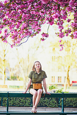 포토 JPG 해외이미지 주간 전신 외국인 나무 백인 공원 여자 벤치 가방 한명 앉기 성인 야외 앞모습 눈감음 봄 벚꽃 성인여자한명만 파리(프랑스) 해외포토 자연요소 서양인 식물 1 잡화 계절 공공시설 꽃 뷰포인트 의자 모션 사람 인종 여자한명만 성인여자만 파일형식