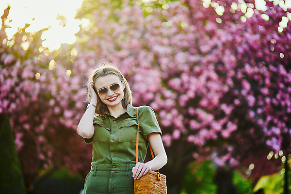 포토 JPG 해외이미지 주간 외국인 나무 백인 공원 여자 가방 한명 상반신 성인 야외 앞모습 아웃포커스 선글라스 봄 벚꽃 성인여자한명만 파리(프랑스) 해외포토 자연요소 서양인 식물 1 잡화 계절 공공시설 꽃 안경 뷰포인트 촬영기법 사람 인종 여자한명만 성인여자만 파일형식