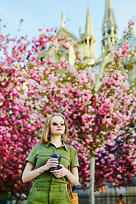 포토 JPG 해외이미지 주간 외국인 나무 백인 공원 여자 가방 한명 들기 상반신 성인 야외 건물 앞모습 아웃포커스 선글라스 봄 벚꽃 테이크아웃컵 성인여자한명만 파리(프랑스) 해외포토 자연요소 서양인 식물 1 건축물 잡화 계절 공공시설 꽃 안경 뷰포인트 모션 촬영기법 사람 인종 컵 여자한명만 성인여자만 파일형식