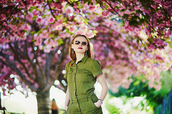 포토 JPG 해외이미지 주간 외국인 나무 백인 공원 여자 가방 한명 상반신 성인 야외 앞모습 아웃포커스 선글라스 봄 벚꽃 주머니손 성인여자한명만 파리(프랑스) 해외포토 자연요소 서양인 식물 1 잡화 계절 공공시설 꽃 안경 뷰포인트 모션 촬영기법 사람 인종 여자한명만 성인여자만 파일형식