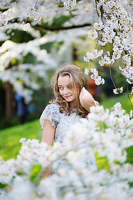 포토 JPG 해외이미지 주간 외국인 나무 백인 공원 여자 유럽 한명 상반신 성인 야외 옆모습 아웃포커스 정원 봄 벚꽃 소프트포커스 성인여자한명만 해외포토 자연요소 서양인 식물 1 계절 공공시설 꽃 나라 뷰포인트 촬영기법 사람 인종 여자한명만 성인여자만 파일형식