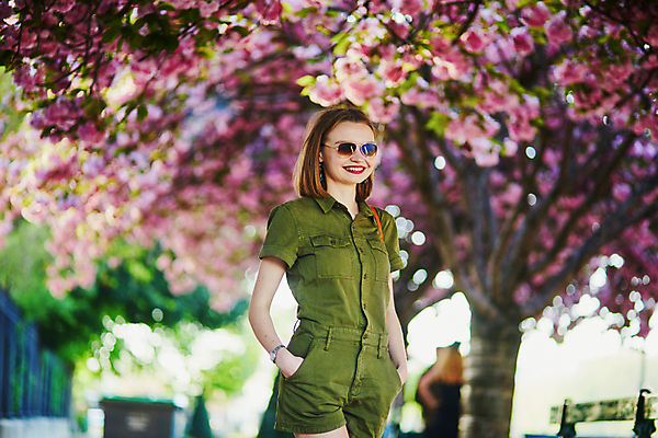 포토 JPG 해외이미지 주간 외국인 나무 백인 공원 여자 가방 한명 상반신 성인 야외 옆모습 아웃포커스 선글라스 봄 벚꽃 주머니손 성인여자한명만 파리(프랑스) 해외포토 자연요소 서양인 식물 1 잡화 계절 공공시설 꽃 안경 뷰포인트 모션 촬영기법 사람 인종 여자한명만 성인여자만 파일형식