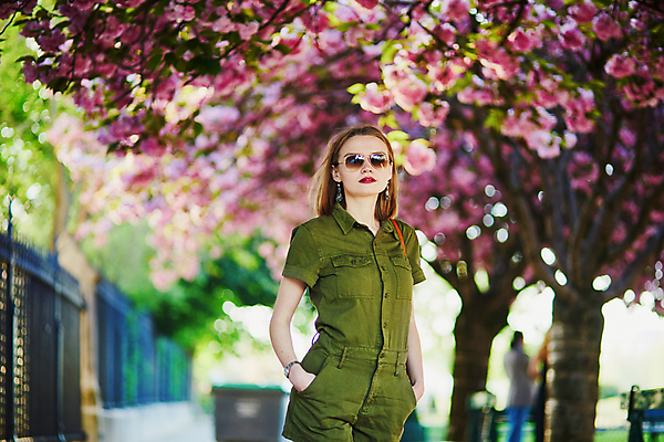 포토 JPG 해외이미지 주간 외국인 나무 백인 공원 여자 가방 한명 상반신 성인 야외 옆모습 아웃포커스 선글라스 봄 벚꽃 주머니손 성인여자한명만 파리(프랑스) 해외포토 자연요소 서양인 식물 1 잡화 계절 공공시설 꽃 안경 뷰포인트 모션 촬영기법 사람 인종 여자한명만 성인여자만 파일형식