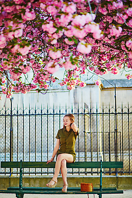 포토 JPG 해외이미지 주간 전신 외국인 나무 백인 공원 여자 벤치 가방 한명 앉기 성인 야외 앞모습 봄 벚꽃 다리꼬기 성인여자한명만 파리(프랑스) 해외포토 자연요소 서양인 식물 1 잡화 계절 공공시설 꽃 뷰포인트 의자 모션 사람 인종 여자한명만 성인여자만 파일형식