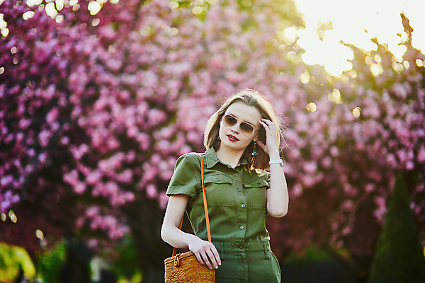 포토 JPG 해외이미지 주간 외국인 나무 백인 공원 여자 가방 한명 상반신 성인 야외 앞모습 아웃포커스 선글라스 봄 벚꽃 성인여자한명만 파리(프랑스) 해외포토 자연요소 서양인 식물 1 잡화 계절 공공시설 꽃 안경 뷰포인트 촬영기법 사람 인종 여자한명만 성인여자만 파일형식