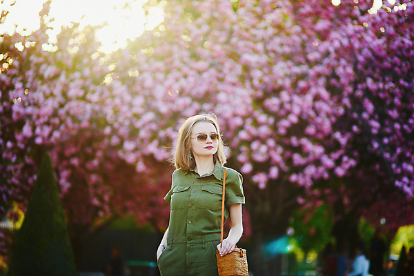 포토 JPG 해외이미지 주간 외국인 나무 백인 공원 여자 가방 한명 상반신 성인 야외 옆모습 아웃포커스 선글라스 봄 벚꽃 주머니손 성인여자한명만 파리(프랑스) 해외포토 자연요소 서양인 식물 1 잡화 계절 공공시설 꽃 안경 뷰포인트 모션 촬영기법 사람 인종 여자한명만 성인여자만 파일형식