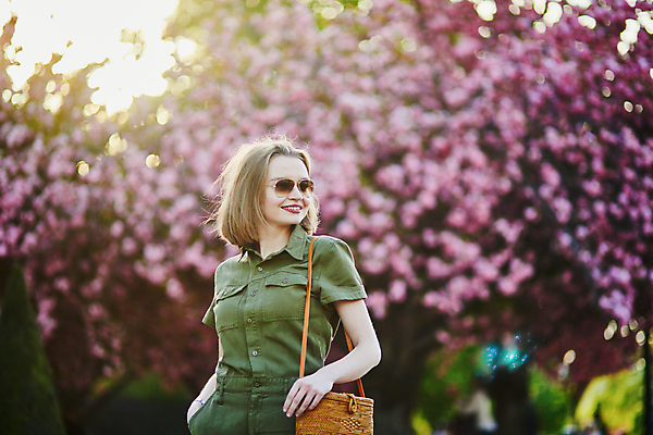 포토 JPG 해외이미지 주간 외국인 나무 백인 공원 여자 가방 한명 상반신 성인 야외 옆모습 아웃포커스 선글라스 봄 벚꽃 성인여자한명만 파리(프랑스) 해외포토 자연요소 서양인 식물 1 잡화 계절 공공시설 꽃 안경 뷰포인트 촬영기법 사람 인종 여자한명만 성인여자만 파일형식