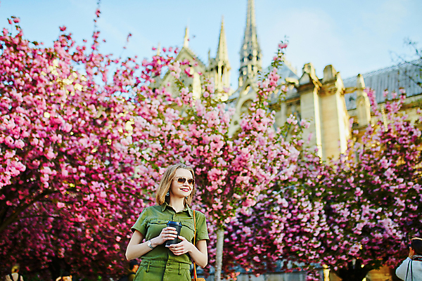 포토 JPG 해외이미지 주간 외국인 나무 백인 공원 여자 가방 한명 들기 상반신 성인 야외 건물 앞모습 선글라스 봄 벚꽃 테이크아웃컵 성인여자한명만 파리(프랑스) 해외포토 자연요소 서양인 식물 1 건축물 잡화 계절 공공시설 꽃 안경 뷰포인트 모션 사람 인종 컵 여자한명만 성인여자만 파일형식