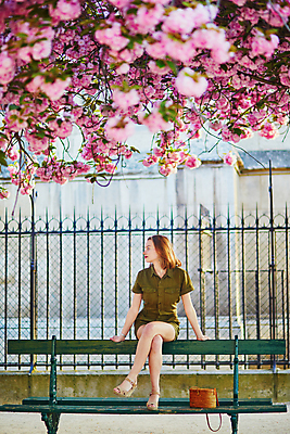 포토 JPG 해외이미지 주간 전신 외국인 나무 백인 응시 공원 여자 벤치 가방 한명 앉기 성인 야외 앞모습 봄 벚꽃 다리꼬기 성인여자한명만 파리(프랑스) 해외포토 자연요소 서양인 식물 1 시선 잡화 계절 공공시설 꽃 뷰포인트 의자 모션 사람 인종 여자한명만 성인여자만 파일형식