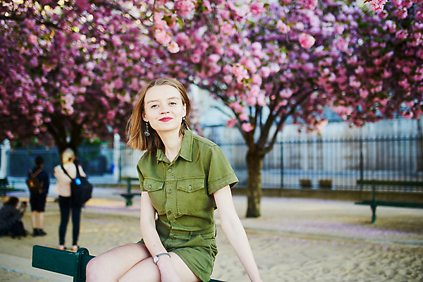 포토 JPG 해외이미지 주간 외국인 나무 백인 공원 여자 벤치 가방 한명 앉기 상반신 성인 야외 옆모습 봄 벚꽃 성인여자한명만 파리(프랑스) 해외포토 자연요소 서양인 식물 1 잡화 계절 공공시설 꽃 뷰포인트 의자 모션 사람 인종 여자한명만 성인여자만 파일형식