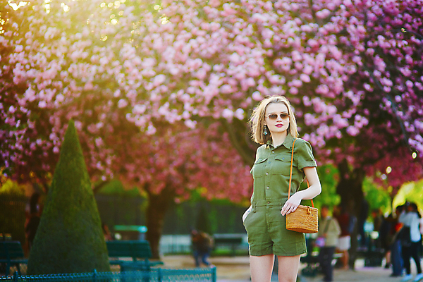 포토 JPG 해외이미지 주간 외국인 나무 백인 공원 여자 가방 한명 상반신 성인 야외 옆모습 아웃포커스 선글라스 봄 벚꽃 주머니손 성인여자한명만 파리(프랑스) 해외포토 자연요소 서양인 식물 1 잡화 계절 공공시설 꽃 안경 뷰포인트 모션 촬영기법 사람 인종 여자한명만 성인여자만 파일형식