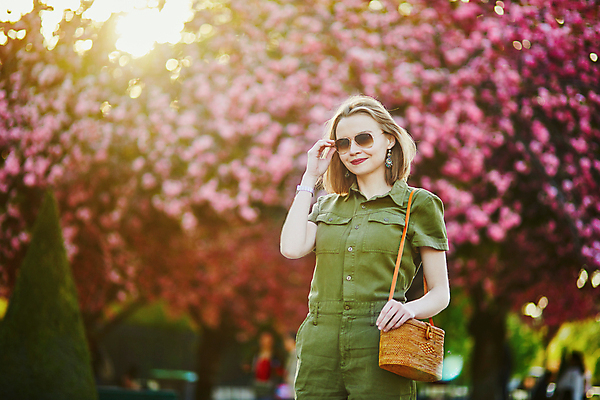 포토 JPG 해외이미지 주간 외국인 나무 백인 공원 여자 가방 한명 상반신 성인 야외 옆모습 아웃포커스 선글라스 봄 벚꽃 잡기 성인여자한명만 파리(프랑스) 해외포토 자연요소 서양인 식물 1 잡화 계절 공공시설 꽃 안경 뷰포인트 모션 촬영기법 사람 인종 여자한명만 성인여자만 파일형식