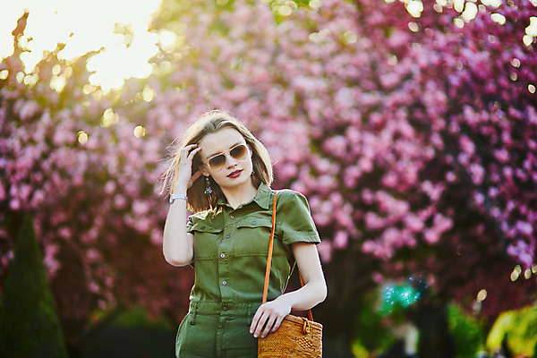 포토 JPG 해외이미지 주간 외국인 나무 백인 공원 여자 가방 한명 상반신 성인 야외 앞모습 아웃포커스 선글라스 봄 벚꽃 성인여자한명만 파리(프랑스) 해외포토 자연요소 서양인 식물 1 잡화 계절 공공시설 꽃 안경 뷰포인트 촬영기법 사람 인종 여자한명만 성인여자만 파일형식