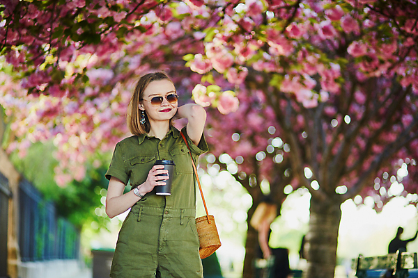 포토 JPG 해외이미지 주간 외국인 나무 백인 공원 여자 꽃 가방 한명 들기 상반신 성인 야외 앞모습 선글라스 봄 테이크아웃컵 성인여자한명만 파리(프랑스) 해외포토 자연요소 서양인 식물 1 잡화 계절 공공시설 안경 뷰포인트 모션 사람 인종 컵 여자한명만 성인여자만 파일형식