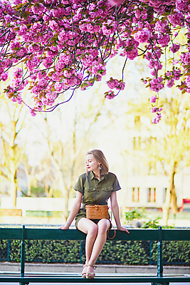 포토 JPG 해외이미지 주간 전신 외국인 나무 백인 공원 여자 꽃 벤치 가방 한명 성인 야외 앞모습 봄 성인여자한명만 파리(프랑스) 해외포토 자연요소 서양인 식물 1 잡화 계절 공공시설 뷰포인트 의자 사람 인종 여자한명만 성인여자만 파일형식