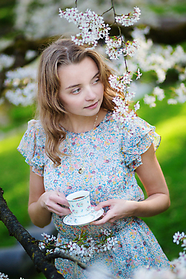 포토 JPG 해외이미지 주간 외국인 나무 백인 공원 여자 유럽 한명 들기 상반신 성인 야외 옆모습 아웃포커스 정원 봄 벚꽃 찻잔 컵받침 성인여자한명만 해외포토 자연요소 서양인 식물 1 계절 공공시설 꽃 나라 뷰포인트 모션 잔 촬영기법 사람 인종 받침대 여자한명만 성인여자만 파일형식