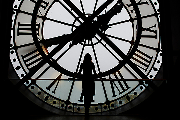 포토 JPG 해외이미지 전신 여자 실루엣 유럽 시계 여행 난간 한명 서기 성인 뒷모습 출장 해외출장 성인여자한명만 파리(프랑스) 해외포토 1 나라 뷰포인트 비즈니스 모션 촬영기법 사람 여자한명만 성인여자만 파일형식