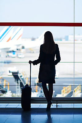 포토 JPG 해외이미지 주간 전신 여자 실루엣 여행 창문 비행기 실내 한명 서기 성인 뒷모습 아웃포커스 여행객 캐리어 비즈니스우먼 공항 출장 주머니손 해외출장 성인여자한명만 해외포토 자연요소 1 뷰포인트 비즈니스 항공교통 교통시설 모션 대중교통 촬영기법 사람 내부 여행가방 직장인 여자한명만 성인여자만 파일형식