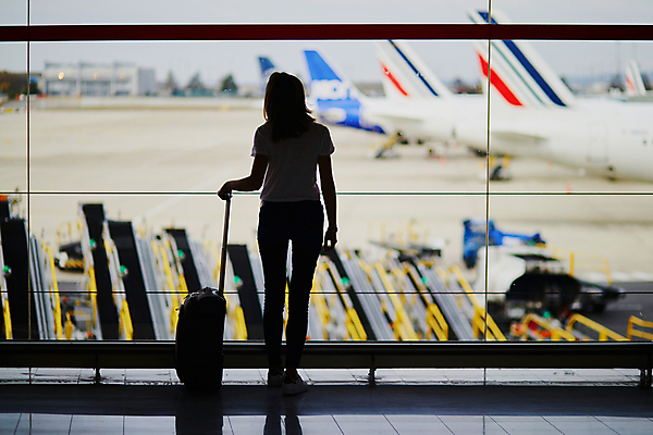 포토 JPG 해외이미지 주간 전신 여자 실루엣 유럽 여행 창문 비행기 실내 한명 서기 성인 뒷모습 아웃포커스 여행객 캐리어 잡기 공항 출장 해외출장 성인여자한명만 해외포토 자연요소 1 나라 뷰포인트 비즈니스 항공교통 교통시설 모션 대중교통 촬영기법 사람 내부 여행가방 여자한명만 성인여자만 파일형식