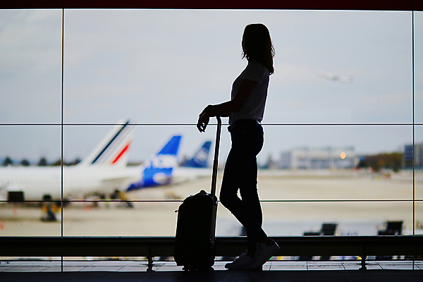 포토 JPG 해외이미지 주간 전신 여자 실루엣 유럽 여행 창문 비행기 실내 한명 서기 성인 옆모습 아웃포커스 여행객 캐리어 공항 출장 해외출장 성인여자한명만 해외포토 자연요소 1 나라 뷰포인트 비즈니스 항공교통 교통시설 모션 대중교통 촬영기법 사람 내부 여행가방 여자한명만 성인여자만 파일형식