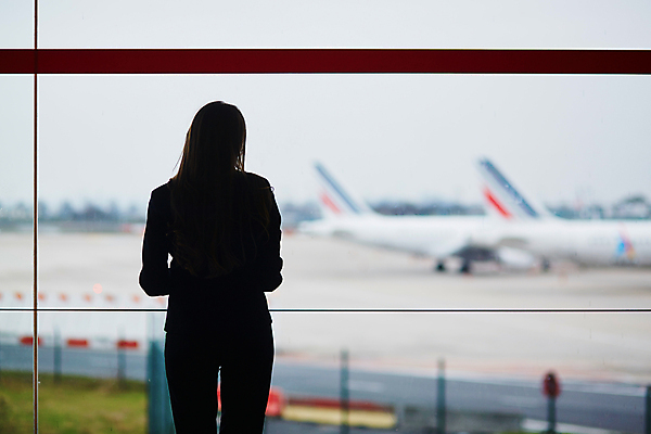 포토 JPG 해외이미지 주간 여자 실루엣 여행 창문 실내 한명 상반신 성인 뒷모습 아웃포커스 여행객 공항 출장 해외출장 성인여자한명만 해외포토 자연요소 1 뷰포인트 비즈니스 교통시설 촬영기법 사람 내부 여자한명만 성인여자만 파일형식