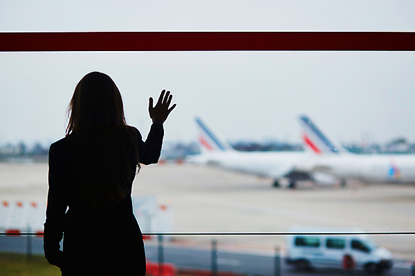 포토 JPG 해외이미지 주간 여자 실루엣 여행 창문 실내 한명 상반신 성인 뒷모습 아웃포커스 여행객 공항 출장 주머니손 해외출장 손뻗기 성인여자한명만 해외포토 자연요소 1 뷰포인트 비즈니스 교통시설 모션 촬영기법 사람 내부 여자한명만 성인여자만 파일형식