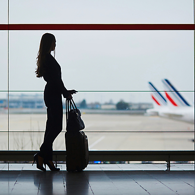 포토 JPG 해외이미지 주간 전신 여자 실루엣 여행 창문 실내 한명 서기 성인 옆모습 아웃포커스 여행객 캐리어 잡기 공항 출장 해외출장 성인여자한명만 해외포토 자연요소 1 뷰포인트 비즈니스 교통시설 모션 촬영기법 사람 내부 여행가방 여자한명만 성인여자만 파일형식