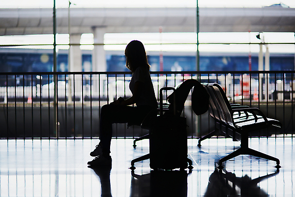 포토 JPG 해외이미지 주간 전신 여자 실루엣 유럽 여행 의자 실내 한명 앉기 성인 옆모습 아웃포커스 여행객 캐리어 공항 출장 해외출장 성인여자한명만 해외포토 자연요소 1 나라 뷰포인트 가구 비즈니스 교통시설 모션 촬영기법 사람 내부 여행가방 여자한명만 성인여자만 파일형식