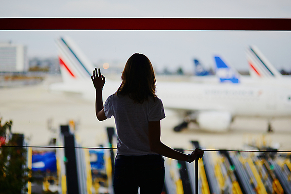 포토 JPG 해외이미지 주간 여자 실루엣 유럽 여행 창문 비행기 실내 한명 상반신 성인 아웃포커스 여행객 잡기 공항 출장 해외출장 손뻗기 성인여자한명만 해외포토 자연요소 1 나라 비즈니스 항공교통 교통시설 모션 대중교통 촬영기법 사람 내부 여자한명만 성인여자만 파일형식