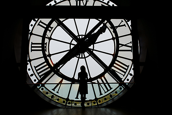 포토 JPG 해외이미지 전신 여자 실루엣 유럽 시계 여행 난간 한명 서기 성인 뒷모습 출장 분침 시침 해외출장 초침 성인여자한명만 파리(프랑스) 해외포토 1 나라 뷰포인트 비즈니스 모션 촬영기법 사람 여자한명만 성인여자만 파일형식