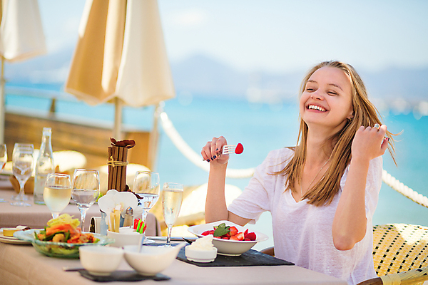 포토 JPG 해외이미지 주간 서양인 백인 여자 휴식 한명 웃음 들기 상반신 성인 야외 앞모습 아웃포커스 여름휴가 바캉스 금발 식당 식사 샴페인 과일샐러드 성인여자한명만 해외포토 자연요소 외국인 1 헤어스타일 뷰포인트 컨셉 모션 휴가 주류 촬영기법 표정 사람 상점 샐러드 여자한명만 성인여자만 파일형식 여름_계절