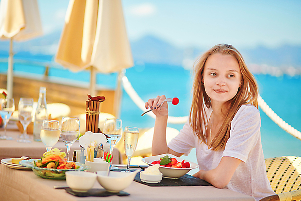 포토 JPG 해외이미지 주간 서양인 백인 여자 휴식 한명 들기 상반신 성인 야외 옆모습 아웃포커스 여름휴가 바캉스 금발 식당 식사 샴페인 과일샐러드 성인여자한명만 해외포토 자연요소 외국인 1 헤어스타일 뷰포인트 컨셉 모션 휴가 주류 촬영기법 사람 상점 샐러드 여자한명만 성인여자만 파일형식 여름_계절