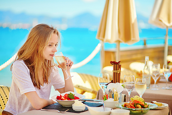 포토 JPG 해외이미지 주간 서양인 백인 여자 휴식 한명 들기 상반신 성인 야외 옆모습 아웃포커스 여름휴가 바캉스 금발 식당 식사 마시기 샴페인 샴페인잔 과일샐러드 성인여자한명만 해외포토 자연요소 외국인 1 헤어스타일 뷰포인트 컨셉 술잔 모션 휴가 주류 촬영기법 사람 상점 샐러드 여자한명만 성인여자만 파일형식 여름_계절