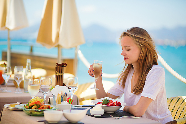 포토 JPG 해외이미지 주간 서양인 백인 여자 휴식 한명 들기 상반신 성인 야외 옆모습 아웃포커스 여름휴가 바캉스 금발 식당 식사 샴페인 샴페인잔 과일샐러드 성인여자한명만 해외포토 자연요소 외국인 1 헤어스타일 뷰포인트 컨셉 술잔 모션 휴가 주류 촬영기법 사람 상점 샐러드 여자한명만 성인여자만 파일형식 여름_계절