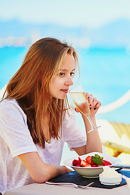 포토 JPG 해외이미지 주간 서양인 백인 여자 휴식 한명 들기 상반신 성인 옆모습 아웃포커스 여름휴가 바캉스 금발 식사 마시기 샴페인 샴페인잔 성인여자한명만 해외포토 자연요소 외국인 1 헤어스타일 뷰포인트 컨셉 술잔 모션 휴가 주류 촬영기법 사람 여자한명만 성인여자만 파일형식 여름_계절