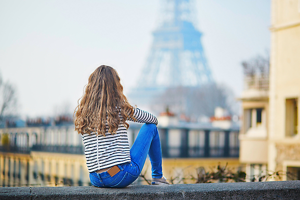 포토 JPG 해외이미지 주간 전신 백인 여자 거리 한명 앉기 성인 야외 뒷모습 아웃포커스 에펠탑 성인여자한명만 파리(프랑스) 해외포토 자연요소 서양인 1 뷰포인트 모션 촬영기법 사람 파리 랜드마크 여자한명만 성인여자만 파일형식