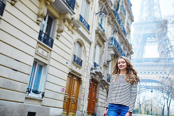 포토 JPG 해외이미지 주간 백인 여자 거리 한명 상반신 성인 야외 건물 앞모습 아웃포커스 걷기 에펠탑 성인여자한명만 파리(프랑스) 해외포토 자연요소 서양인 1 건축물 뷰포인트 모션 촬영기법 사람 파리 랜드마크 여자한명만 성인여자만 파일형식