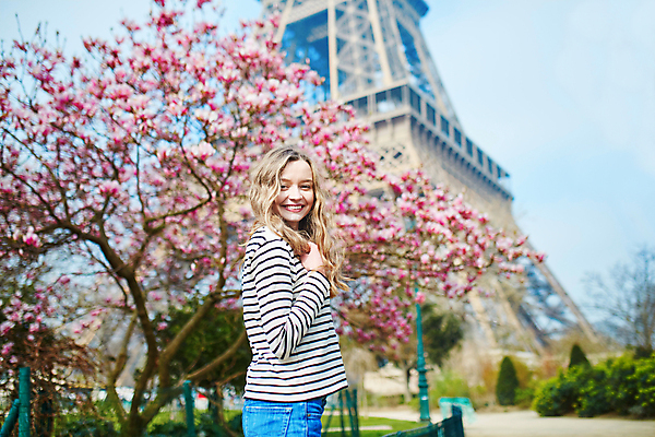 포토 JPG 해외이미지 주간 백인 여자 거리 한명 상반신 성인 야외 옆모습 아웃포커스 봄 벚꽃 에펠탑 성인여자한명만 파리(프랑스) 해외포토 자연요소 서양인 1 계절 꽃 뷰포인트 촬영기법 사람 파리 랜드마크 여자한명만 성인여자만 파일형식