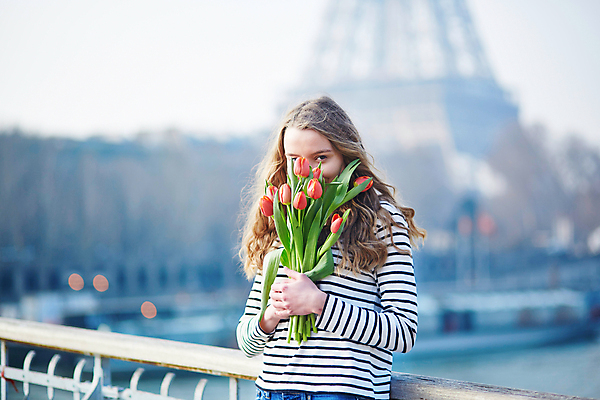 포토 JPG 해외이미지 주간 백인 여자 꽃다발 거리 한명 들기 상반신 성인 야외 옆모습 아웃포커스 튤립 에펠탑 얼굴가리기 성인여자한명만 파리(프랑스) 해외포토 자연요소 서양인 1 꽃 뷰포인트 모션 촬영기법 사람 가림 파리 랜드마크 여자한명만 성인여자만 파일형식