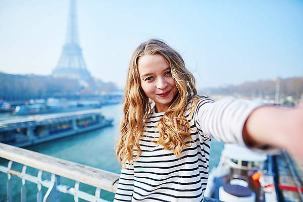 포토 JPG 해외이미지 주간 백인 여자 거리 한명 상반신 성인 야외 앞모습 아웃포커스 손들기 에펠탑 셀프카메라 성인여자한명만 파리(프랑스) 해외포토 자연요소 서양인 1 뷰포인트 모션 촬영기법 사람 사진촬영 파리 랜드마크 여자한명만 성인여자만 파일형식