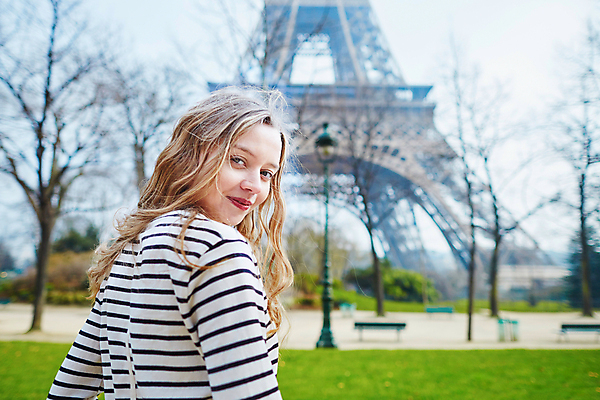 포토 JPG 해외이미지 주간 백인 응시 여자 거리 한명 상반신 성인 야외 뒷모습 아웃포커스 뒤돌아보기 에펠탑 성인여자한명만 파리(프랑스) 해외포토 자연요소 서양인 1 시선 뷰포인트 모션 촬영기법 사람 파리 랜드마크 여자한명만 성인여자만 파일형식