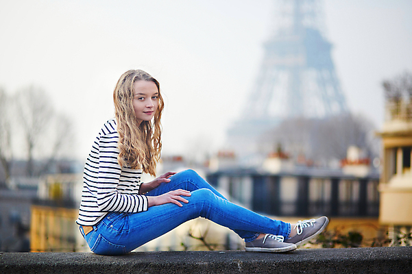 포토 JPG 해외이미지 주간 전신 백인 응시 여자 난간 거리 한명 앉기 성인 야외 건물 옆모습 아웃포커스 에펠탑 성인여자한명만 파리(프랑스) 해외포토 자연요소 서양인 1 건축물 시선 뷰포인트 모션 촬영기법 사람 파리 랜드마크 여자한명만 성인여자만 파일형식