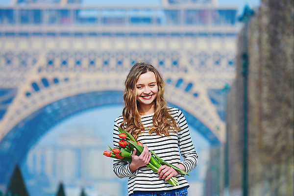 포토 JPG 해외이미지 주간 백인 여자 꽃 꽃다발 거리 한명 들기 상반신 성인 야외 앞모습 아웃포커스 튤립 에펠탑 성인여자한명만 파리(프랑스) 해외포토 자연요소 서양인 식물 1 뷰포인트 모션 촬영기법 사람 파리 랜드마크 여자한명만 성인여자만 파일형식