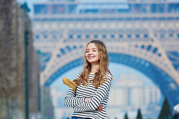 포토 JPG 해외이미지 주간 백인 여자 음식 거리 한명 상반신 성인 야외 옆모습 아웃포커스 팔짱 바게트 에펠탑 성인여자한명만 파리(프랑스) 해외포토 자연요소 서양인 1 빵 뷰포인트 모션 촬영기법 사람 파리 랜드마크 여자한명만 성인여자만 파일형식