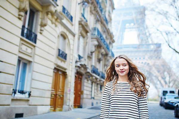 포토 JPG 해외이미지 주간 백인 응시 여자 거리 한명 상반신 성인 야외 건물 앞모습 아웃포커스 에펠탑 성인여자한명만 파리(프랑스) 해외포토 자연요소 서양인 1 건축물 시선 뷰포인트 촬영기법 사람 파리 랜드마크 여자한명만 성인여자만 파일형식